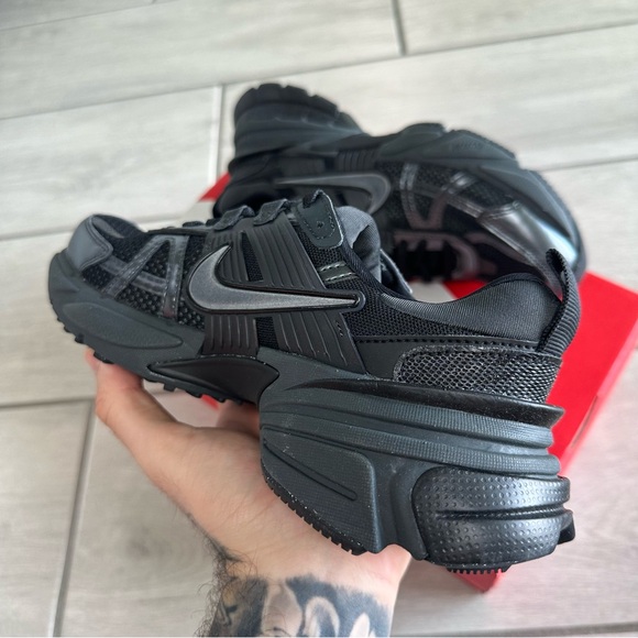 NIKE V2K RUN BLACK SNEAKERS - Picture 3 of 3